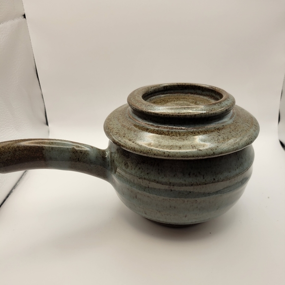 Rustic Handtrown Stoneware Lidded Handle Pot. - Picture 4 of 11